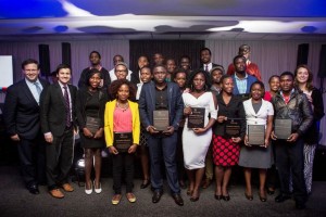 Les gagnants 2017 du Resolution Social Venture Challenge recevront une bourse qui comprend un financement initial, un accompagnement et un accès à un réseau de jeunes acteurs du changement au niveau mondial afin de poursuivre leurs projets significatifs au sein de leur communauté.